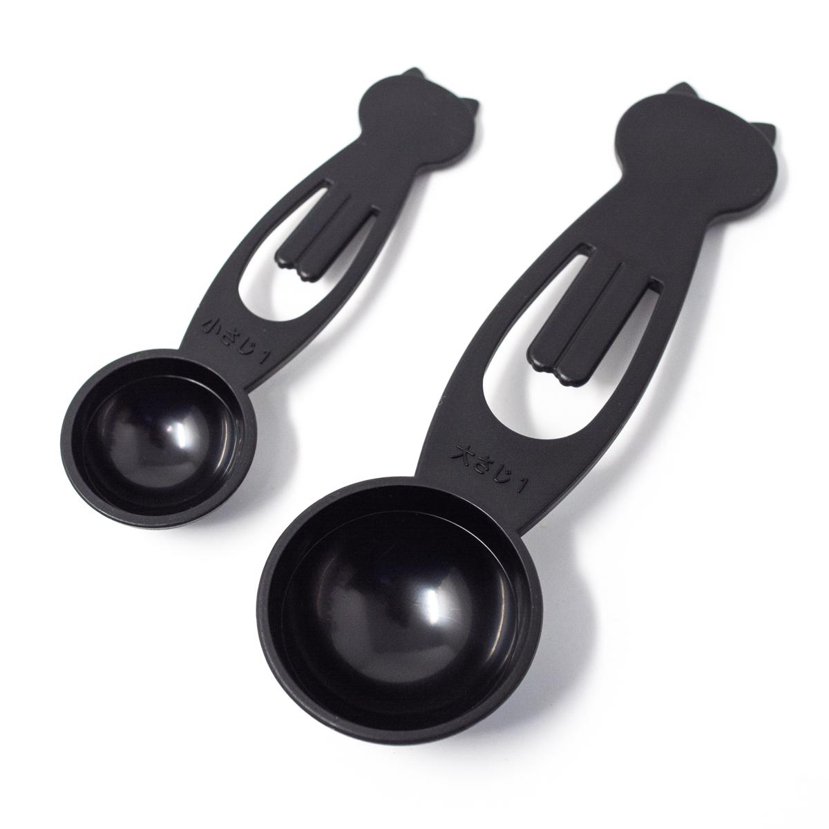 general cat measure scoops closeup