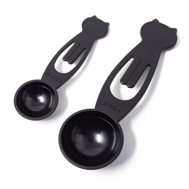 general cat measure scoops closeup