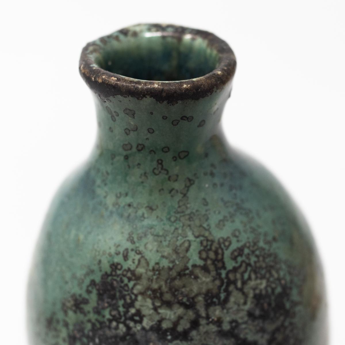 isao kimura green black tall vase closeup