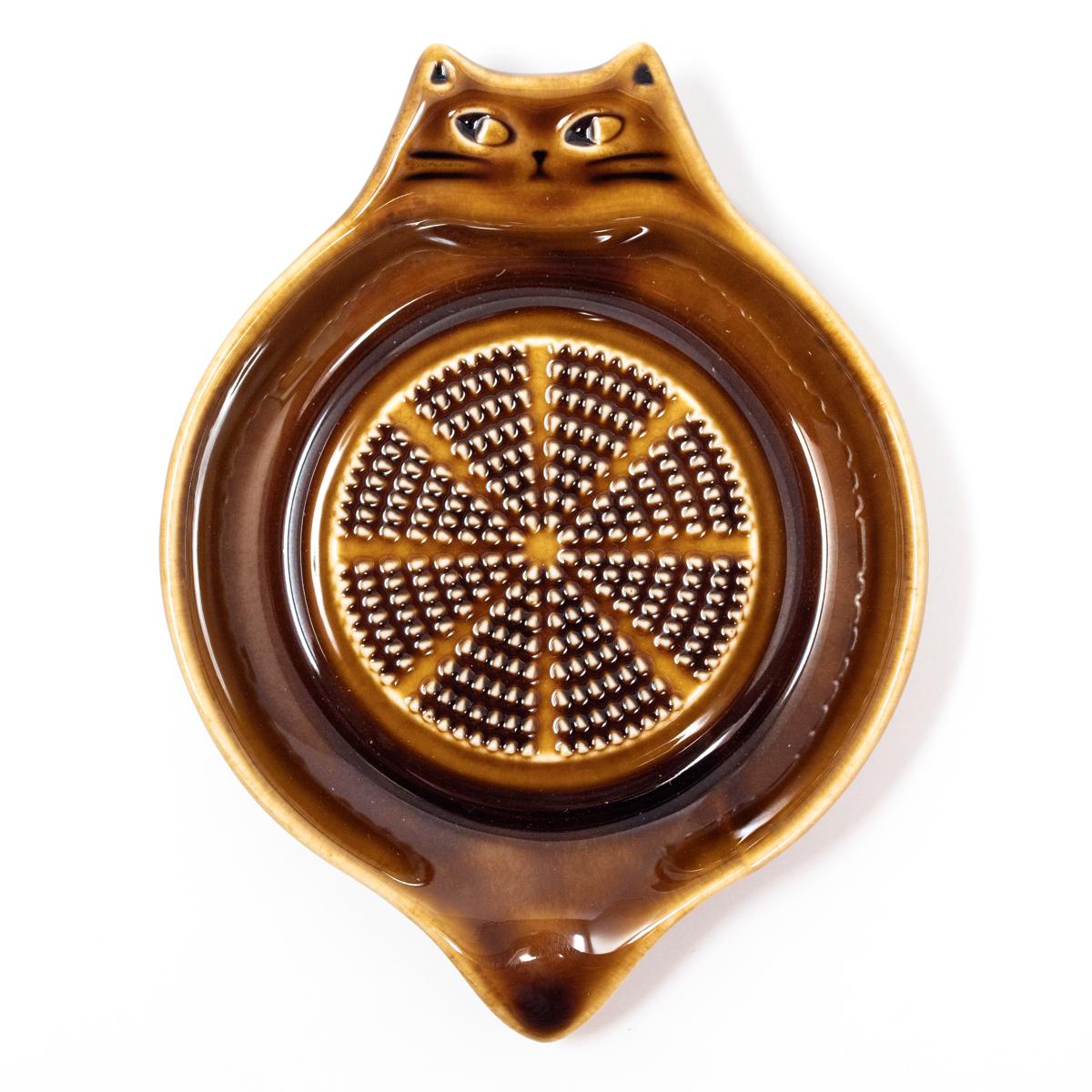 brown cat grater