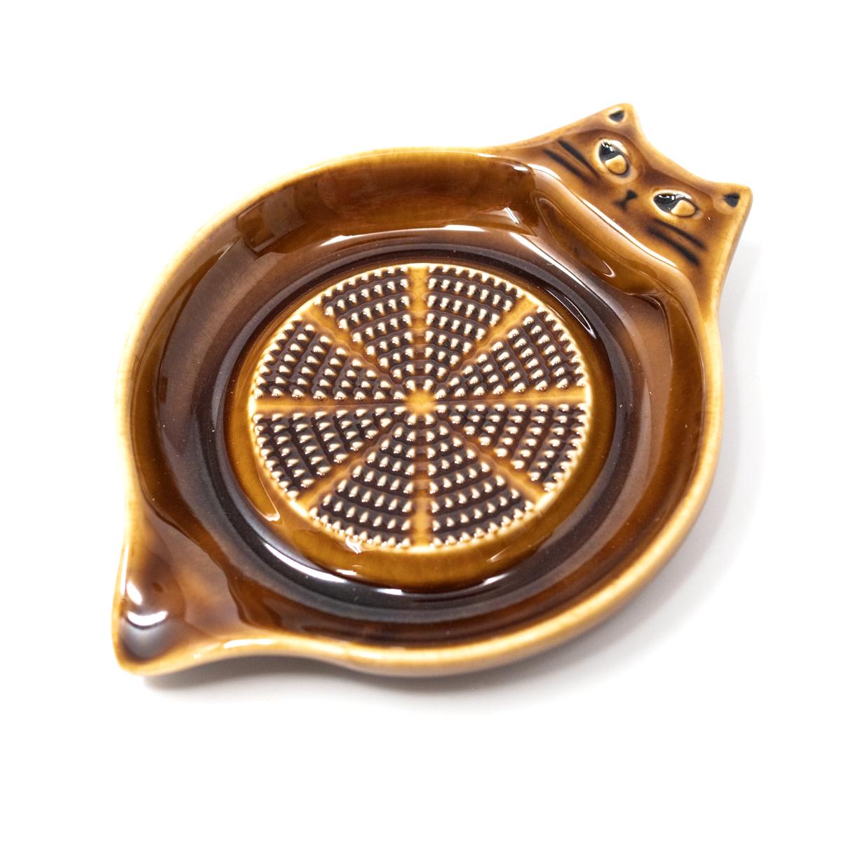brown cat grater angle