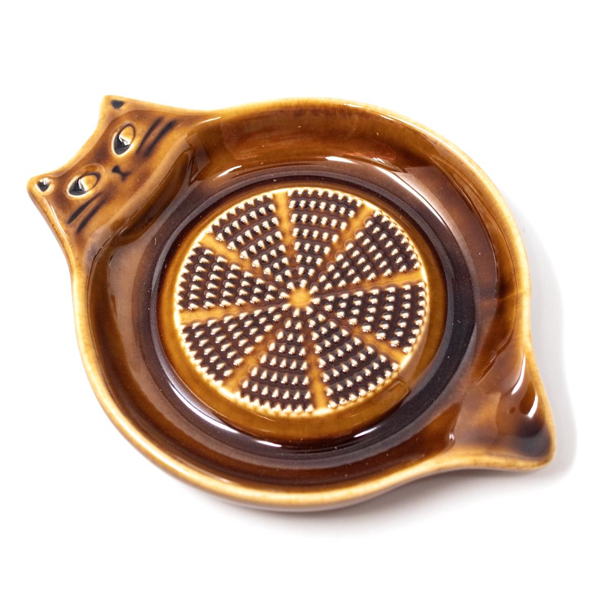 brown cat grater top