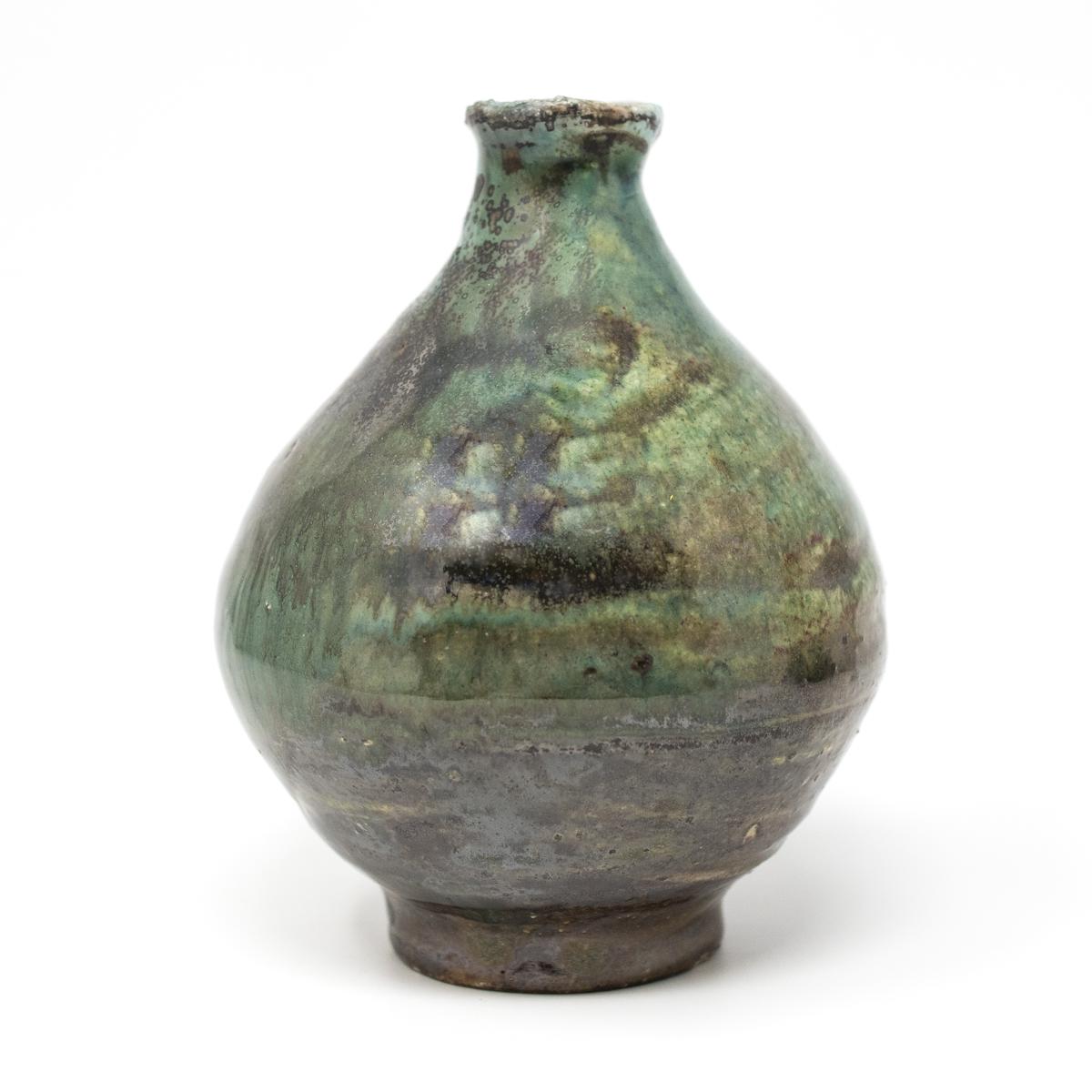 isao green black vase front