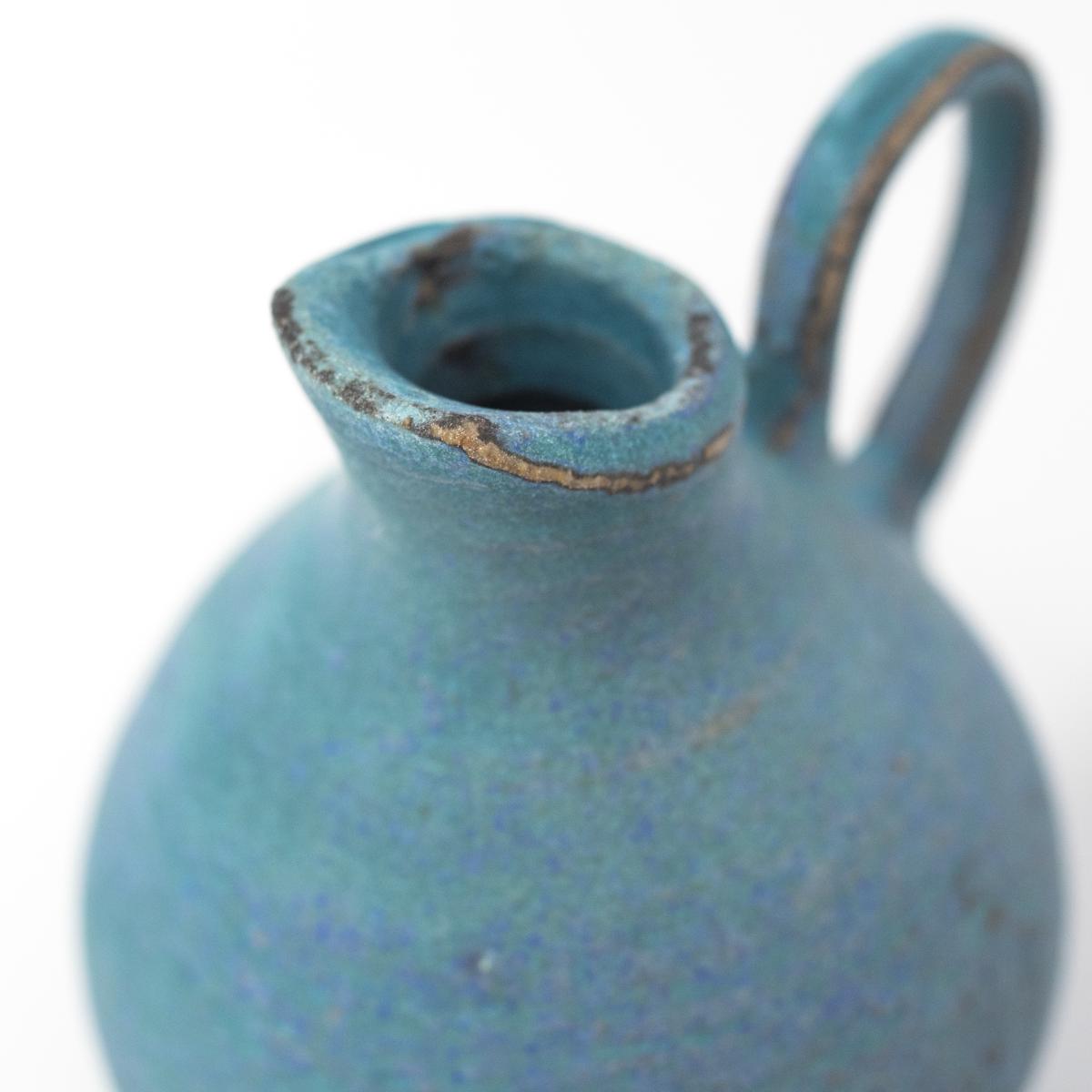 aya jug antique blue closeup lip