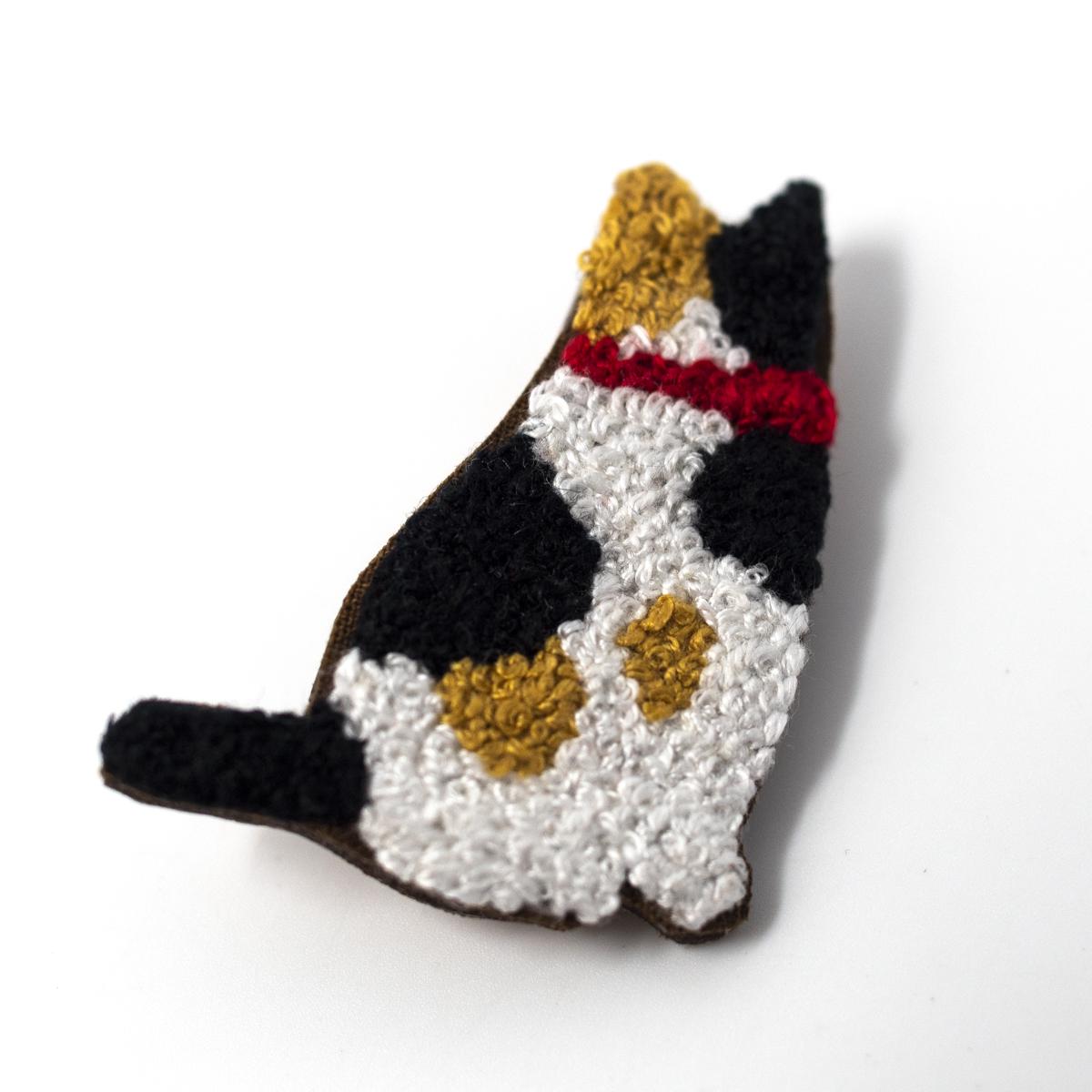stitch works black white cat pin angle top