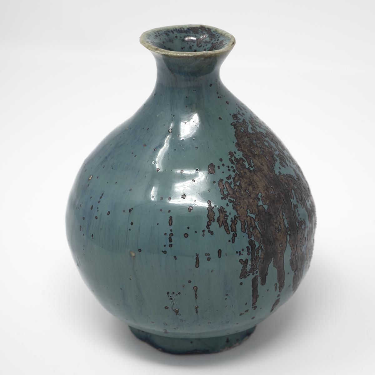 Fuji vase side angle