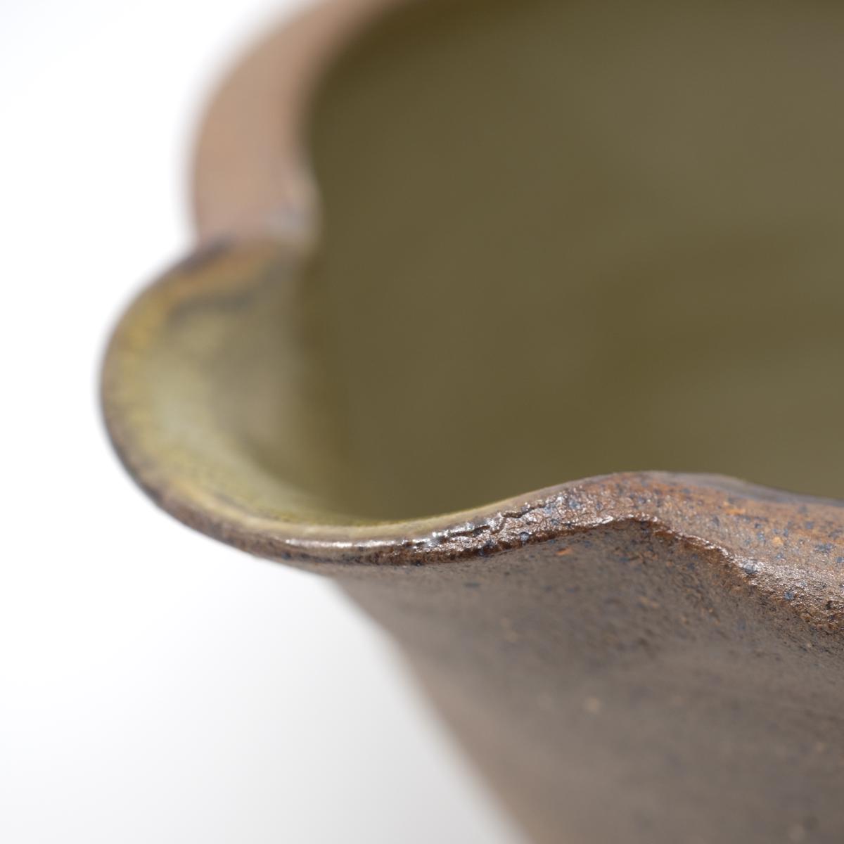 green bowl lip