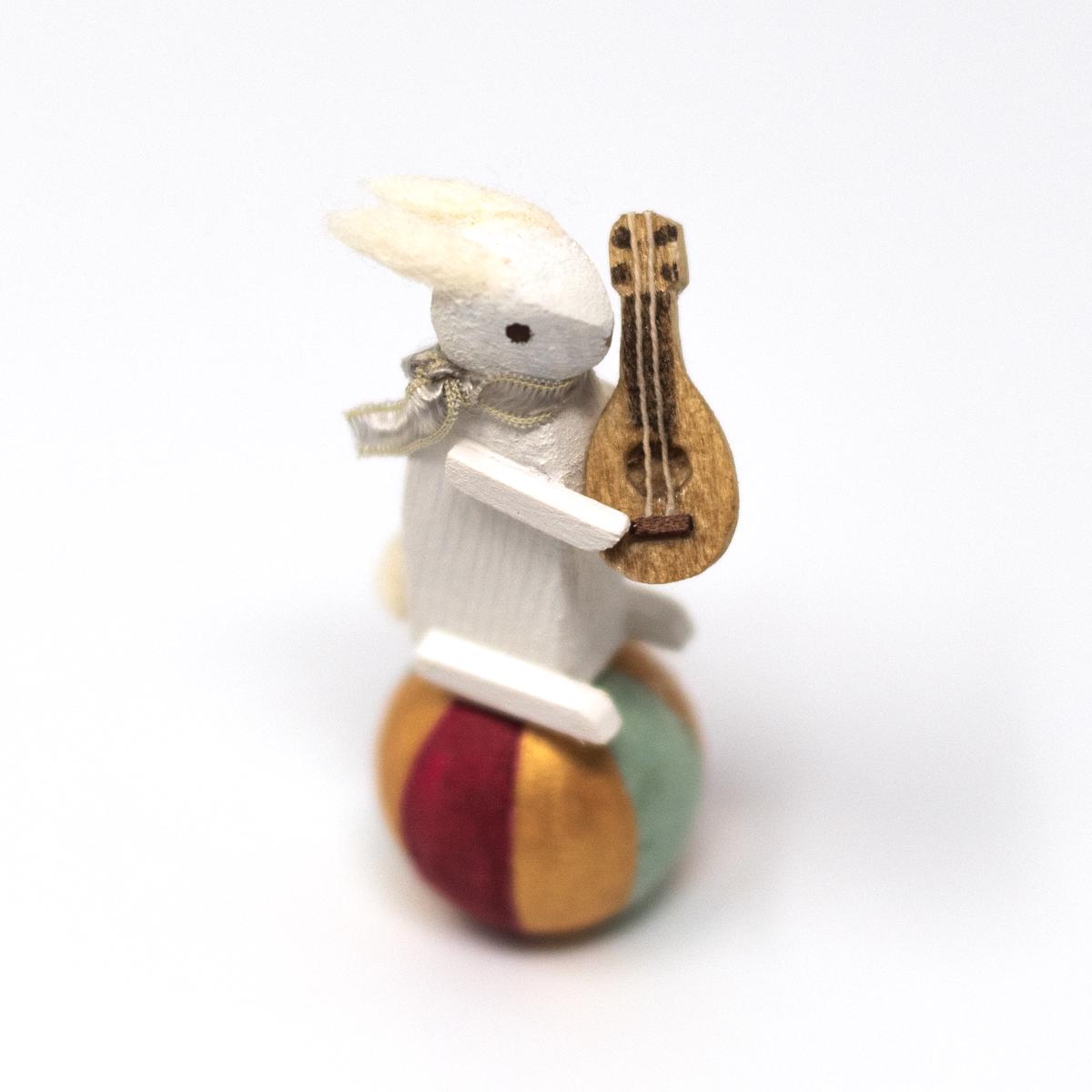 kyoka guitar rabbit on ball top