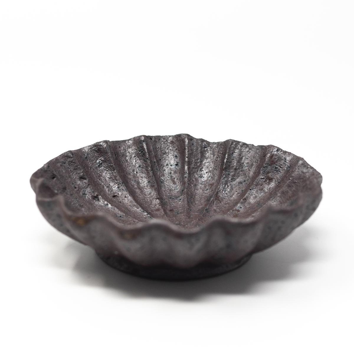 Fumie Suzuki ceramics medium black bowl side angle