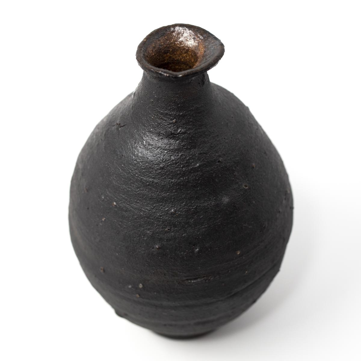 isao black short bottle top angle