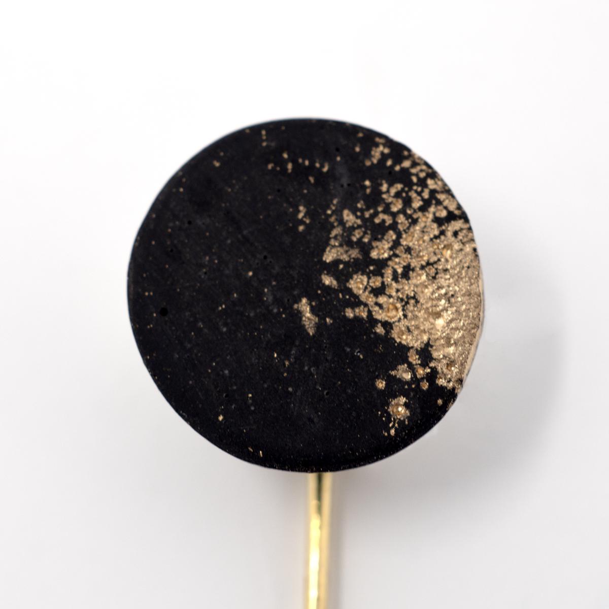 yenchen yawen black pin head closeup front
