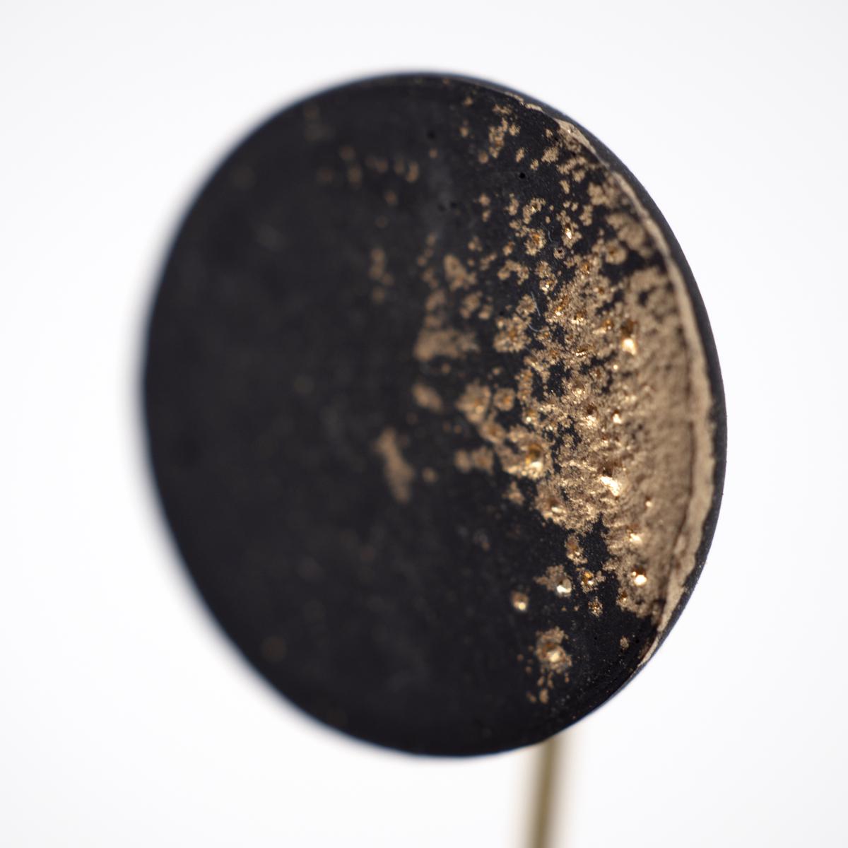yenchen yawen black pin head closeup