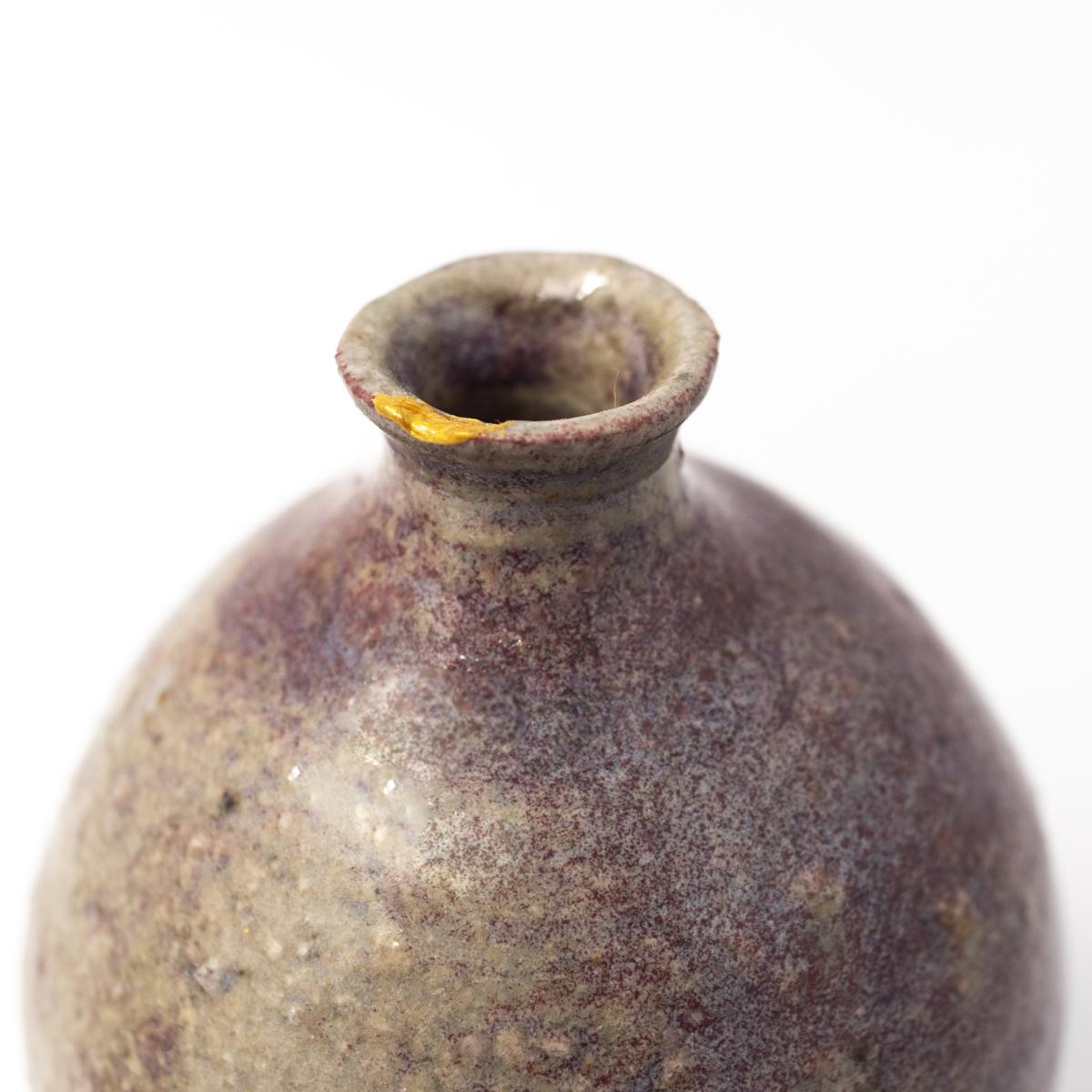 isao kintsugi vase brown top closeup