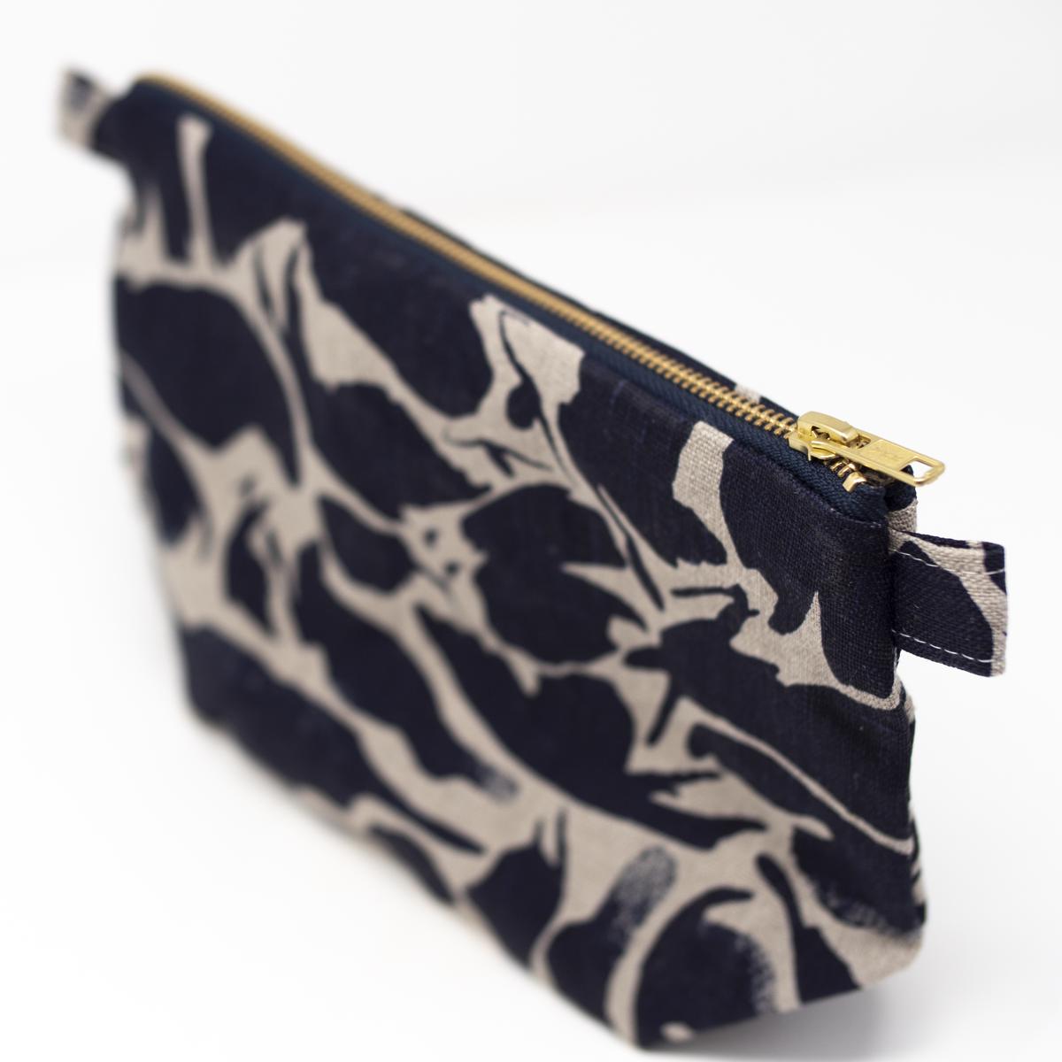 blasta henriet toiletry bag angle