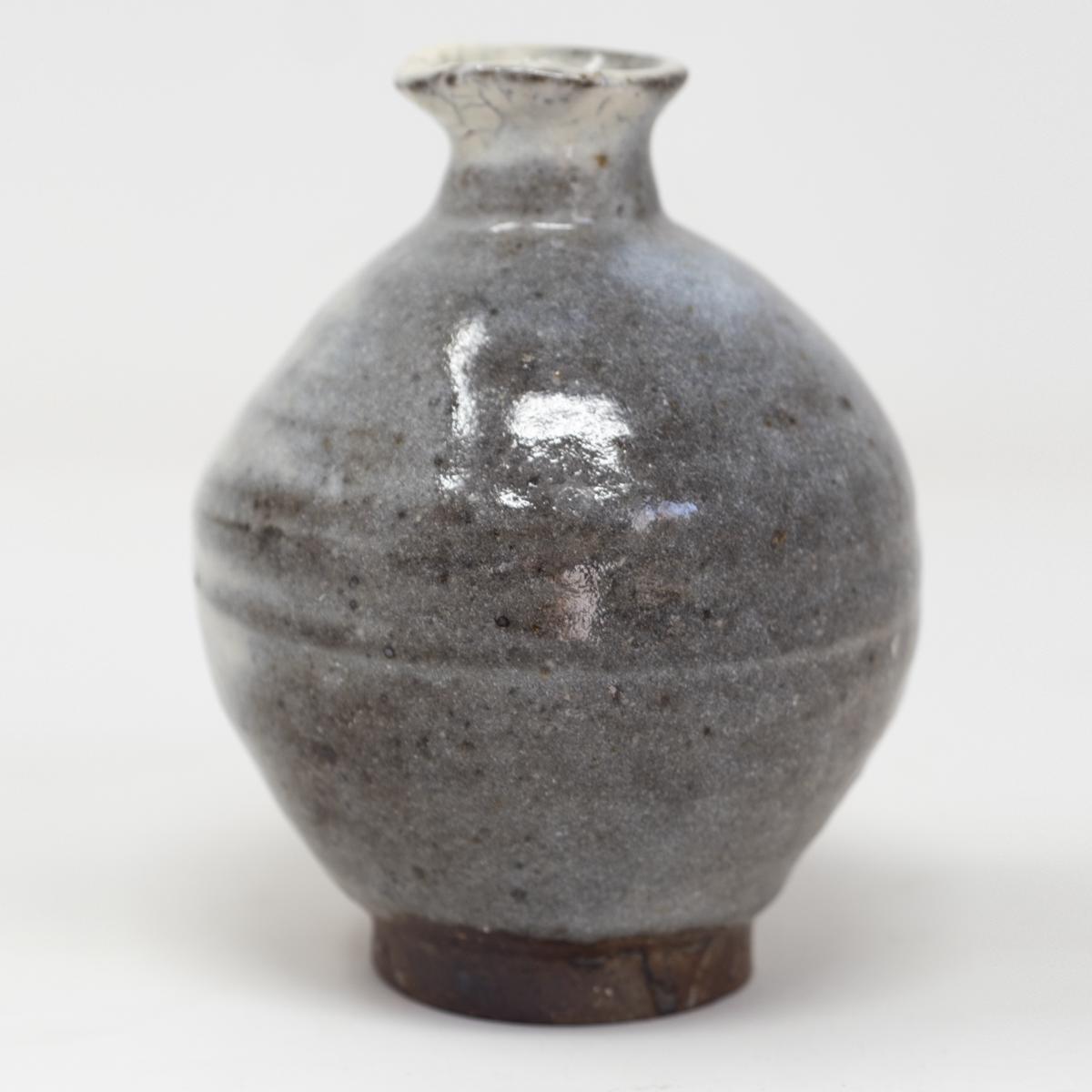isao white vase side