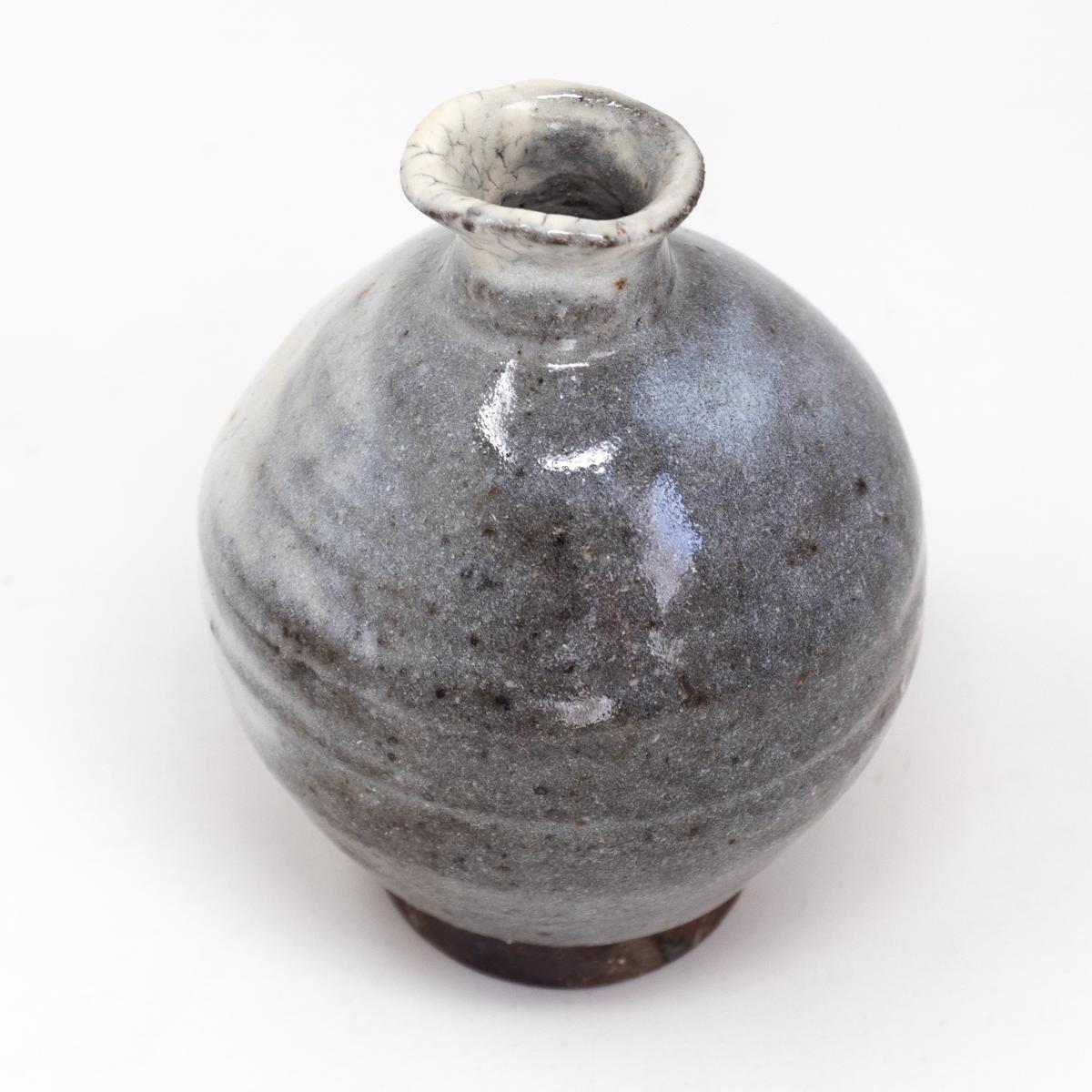 isao white vase top angle